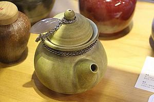 既製の茶壺に呂さん作のアクセサリーがついています