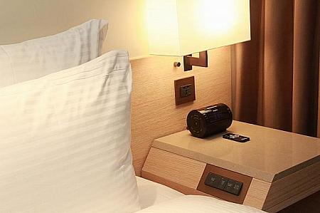 ベッド脇のマスター電源は寝たままラクラク部屋中の電気系統をコントロールできるように枕方向にセットされているので便利！