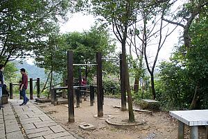 鉄棒などがある奥には地元民の憩いの場があります。一緒に運動したり、歌ったりして、地元民と触れ合うのも楽しいですよ～<br>画像提供：林森in台湾