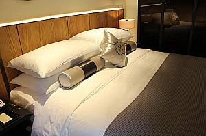 ベッドは2つの枕とクッション2種