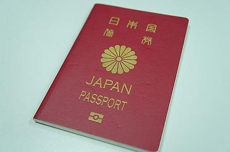 ①レジにて予約確認書とパスポートを提示