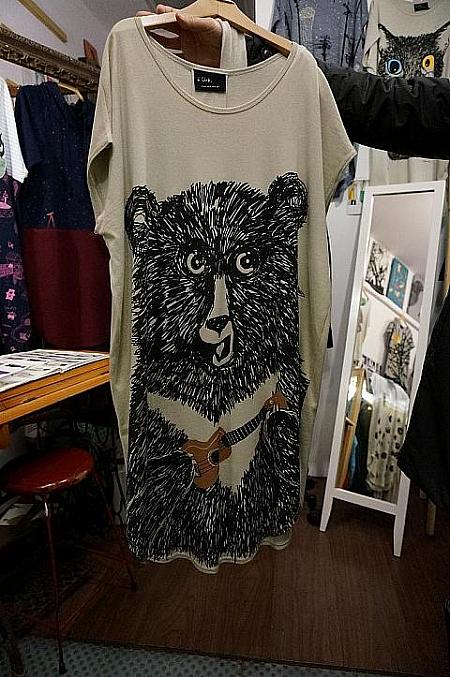 烏熊麗麗。台湾黒熊がウクレレを弾いています。このインパクト大なTシャツに釘付け～♪
