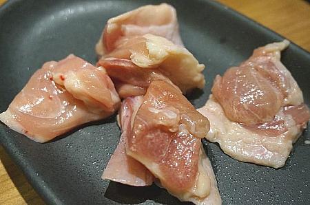 鶏もも肉、ツヤツヤしておいしそう♪台湾の鶏肉を食べると、もう日本で鶏肉が食べられなくなると言われるくらい、おいしいんです 