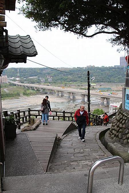 碼頭古道の先に、大漢渓にかかる武嶺橋が見えますか？
