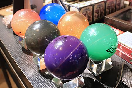 中の液体が混ざると球体の中に宇宙が広がっているように見えるボール。しかも、落としても壊れません！
