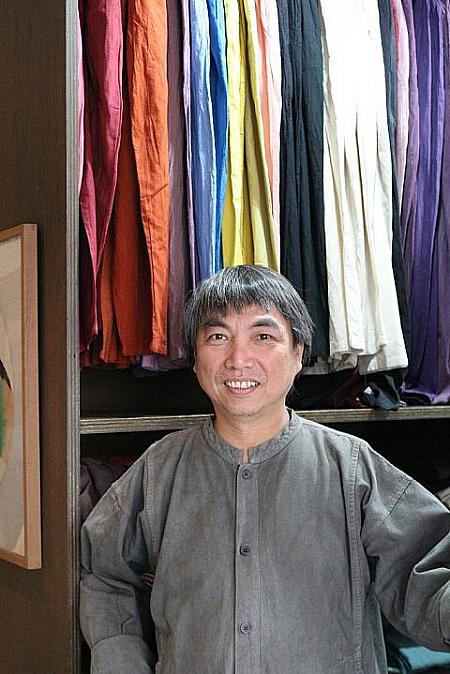 日本では「おかっぱ先生」の愛称で親しまれている鄭惠中先生。デザイナー先生というより手仕事職人の雰囲気を感じました