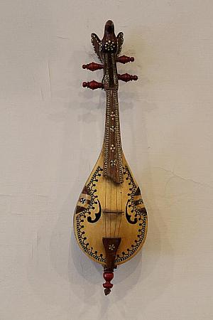 壁に飾られた楽器は、オーナーがウイグルより持ち帰ったものだそうです。どれも独特で可愛らしい！