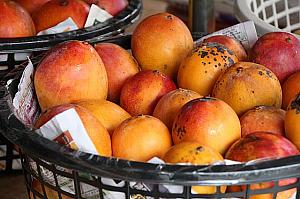 季節がらマンゴーが多かったのですが、1斤（600ｇ）10元！！！！！だって