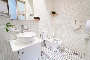 白で統一された共有のトイレ＆シャワールームも清潔！