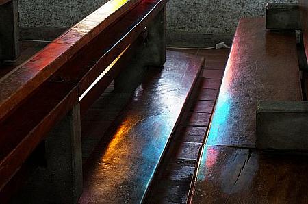 椅子や床に反射する色とりどりの光