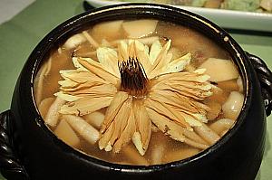 「食養山房」の看板料理、蓮の花スープ