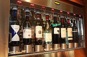 赤・白それぞれのワインを適切な温度で保存できるという、画期的なワインサーバー「Enomatic」。これで、コルクを抜いたときの風味をそのまま味わえるというわけです♪