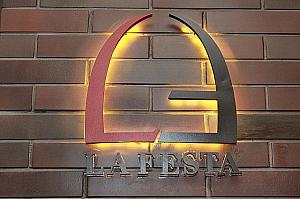 お店のロゴの左部分は「LA FESTA」の「L」、右部分は「F」を逆さまにしたもので、合わせると馬のヒヅメのようにも見えます。
