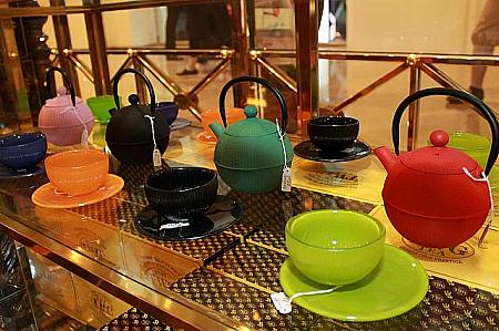 日本の急須を意識したというカラフルな茶器