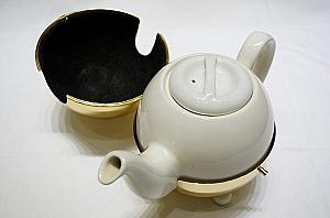 ティーコージーはメタル製！お茶を注ぎ足す時にいちいちコージーを取る必要がないのも便利ですよね！
