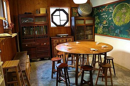 店内一番奥のお部屋は大きな円卓と昔ながらの網戸つき戸棚があり、なつかしい雰囲気。
