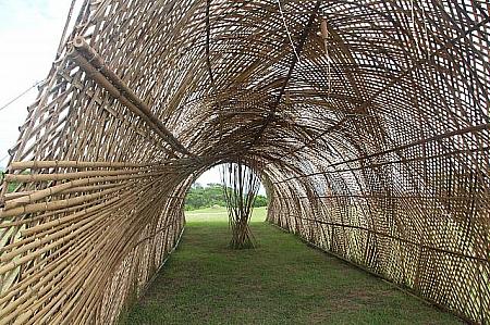 作品には紹介があります、アミ族の家屋には欠かせない竹で編んだ洞窟？トンネル？アート！