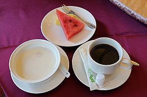 食後には、飲み物、デザート、フルーツがついていますこの日のデザートは、タピオカとタロイモ入りのココナッツミルク