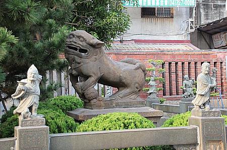 五門殿前の庭には狛犬