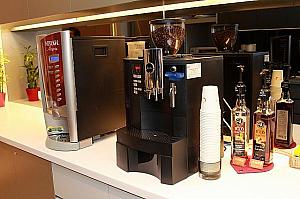 エスプレッソやコーヒー、ココア、ミルクティなどが楽しめます。フレーバーシロップも用意されていて、カフェ並みに充実♪