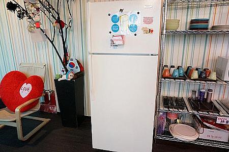 冷蔵庫も共用なので大型です。名前を書いて入れておきましょう。