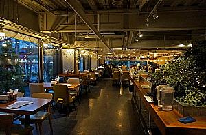 「the Diner 樂子」旗艦店。アメリカンダイナーのいい雰囲気でブランチが食べられます。ベビーチェアも用意されています。