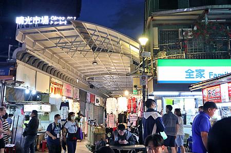 周辺には日本人ご用達のホテルも点在。すぐ隣には晴光市場という伝統市場も