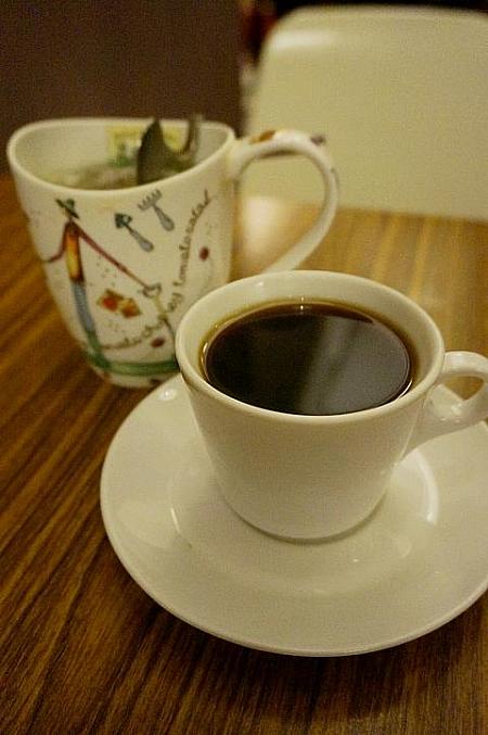 「特調珈琲」は濃くて酸味が効いていて、「山竹瑪黛茶」はハードな口当たりで香りと味がミスマッチの個性的な紅茶でした。