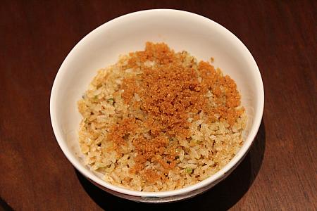 「烏魚子炒飯」に使われるカラスミは紹興酒に漬けられた後、粉状にしたものを、豪快にのせています。口に入れるとカラスミの旨味が広がり幸せ～♪