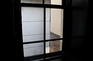 軽く上げ下げできる窓は日本統治時代の物！