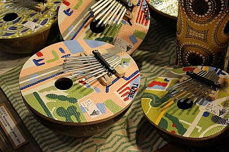 インドネシアで色づけされた楽器は砂状のものを使っているのでブツブツ