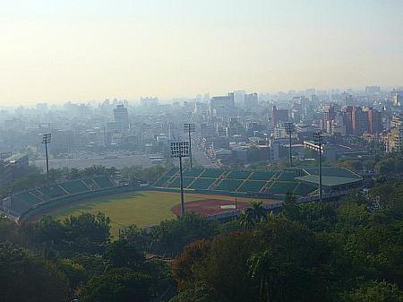 「射日塔」の展望台へ上がれば、嘉義野球場が見られます！