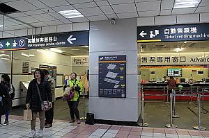 台北駅東三門はこんな場所です。高鉄（台湾新幹線）きっぷ売り場の前にて台北ナビスタッフがオレンジの旗を持って、お待ちしております！