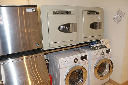 洗濯機と乾燥機が2台ずつあります