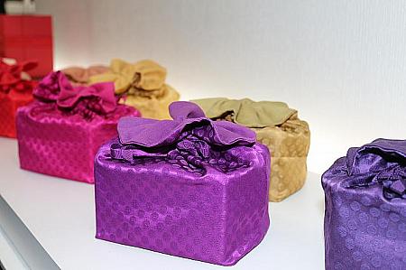 ＜黙器＞と名の付いた茶缶とシースルーの紫の組み合わせが高貴です、巾着は全部で８色