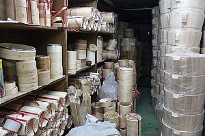 倉庫にはたくさんの寿司桶も積まれていて、旅館や和食店等で利用されています