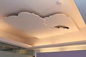 天井には雲のデザインが