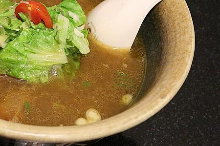 辣豆板醤を加えたのが紅焼牛肉麺のスープになります。

