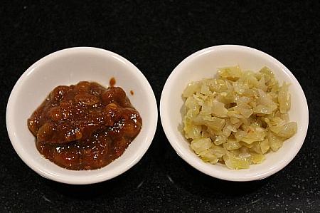 左が豆板醤で右が酸菜。霜降り肉の豆板醤浸け、とっても美味しくてナビもおすすめ！