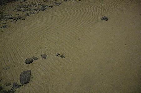 引き潮時、奥の方も途中砂浜になっています、きれいですね