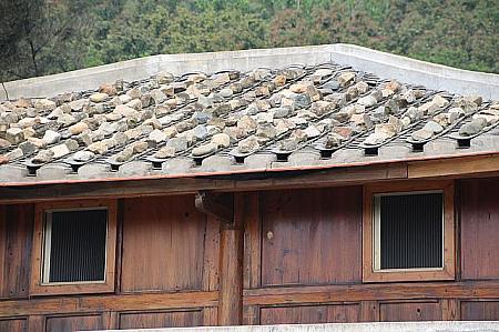 石で押さえた屋根が特徴的