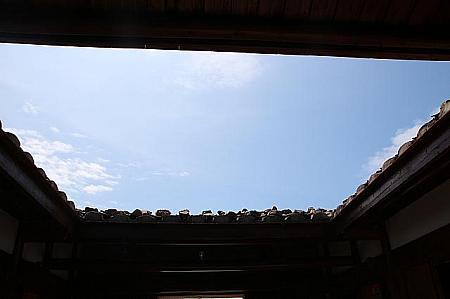 天井とは中国語では露天の空間、採光の穴などの意味で、風水を担いでいます