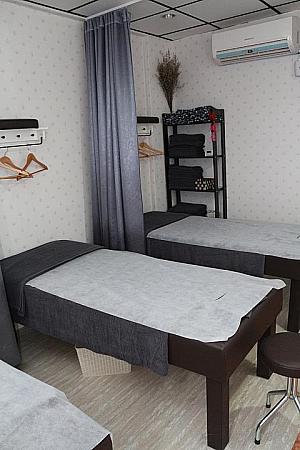 奥と真ん中の部屋にベッドが3台づつ、手前の部屋はベッド1台のみで個室になっています