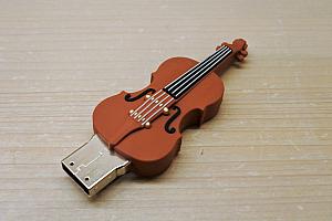 バイオリンのUSBメモリーもかわいい！（580元／16G）