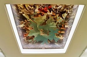音楽の四つの寓意<br>
ハンス・マカルト／1871～1873年<br>
17～18世紀の空間では、天井を見あげてみてください。5mサイズの迫力あるこの絵画は、画家としてだけでなく舞台、空間、服飾デザインなど、幅広い才能を持ちあわせていたマカルトの作品。政治家であり、芸術家でもあったニコラス・デュバンの豪邸に飾る作品として作られたものです。4つの角から突き出る柱によって、4つの三角形に分けられた画面には、いくつかの楽器が見えます。それぞれの三角形は、宗教音楽、舞台音楽、軍楽、狩猟音楽を表現しています。