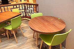 丸や四角のテーブル、色合いもナチュラルでハイセンスです、カウンターも開放的！
