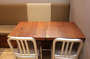 丸や四角のテーブル、色合いもナチュラルでハイセンスです、カウンターも開放的！