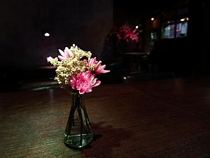 テーブルの一輪挿しも店内の花も生花を生けているので、空気感がいい