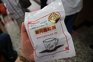 これ1袋25元、花蓮で有名な鋼管紅茶はこの茶葉、このパックだそうです！