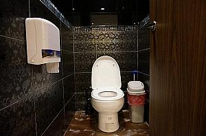 広めのトイレ。まめな掃除と高温殺菌でとっても清潔です。
